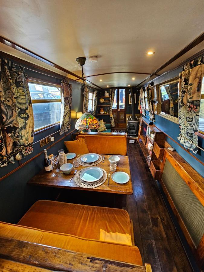 Cosy Narrowboat Benedict, Clarence Dock Leeds Leeds (West Yorkshire)