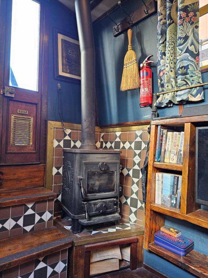 Cosy Narrowboat Benedict, Clarence Dock Leeds Botel Leeds (West Yorkshire)