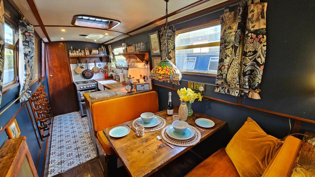 Botel Cosy Narrowboat Benedict, Clarence Dock Leeds