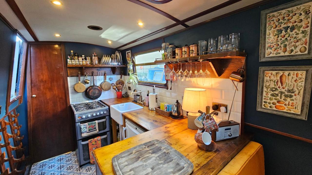 Cosy Narrowboat Benedict, Clarence Dock Leeds