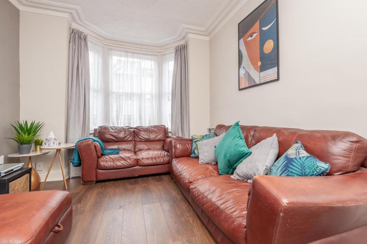 Leeds 4-bed House - Sleeps 9 Free Parking & Wifi Holiday home Leeds (West Yorkshire)