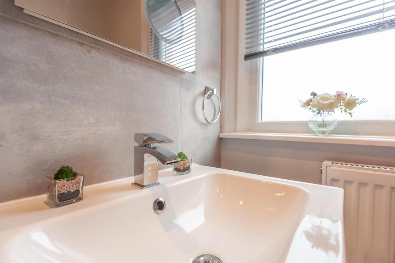 Leeds 4-bed House - Sleeps 9 Free Parking & Wifi Holiday home