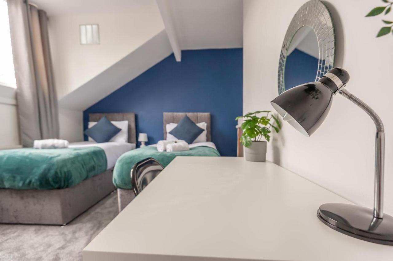 Holiday home Leeds 4-bed House - Sleeps 9 Free Parking & Wifi