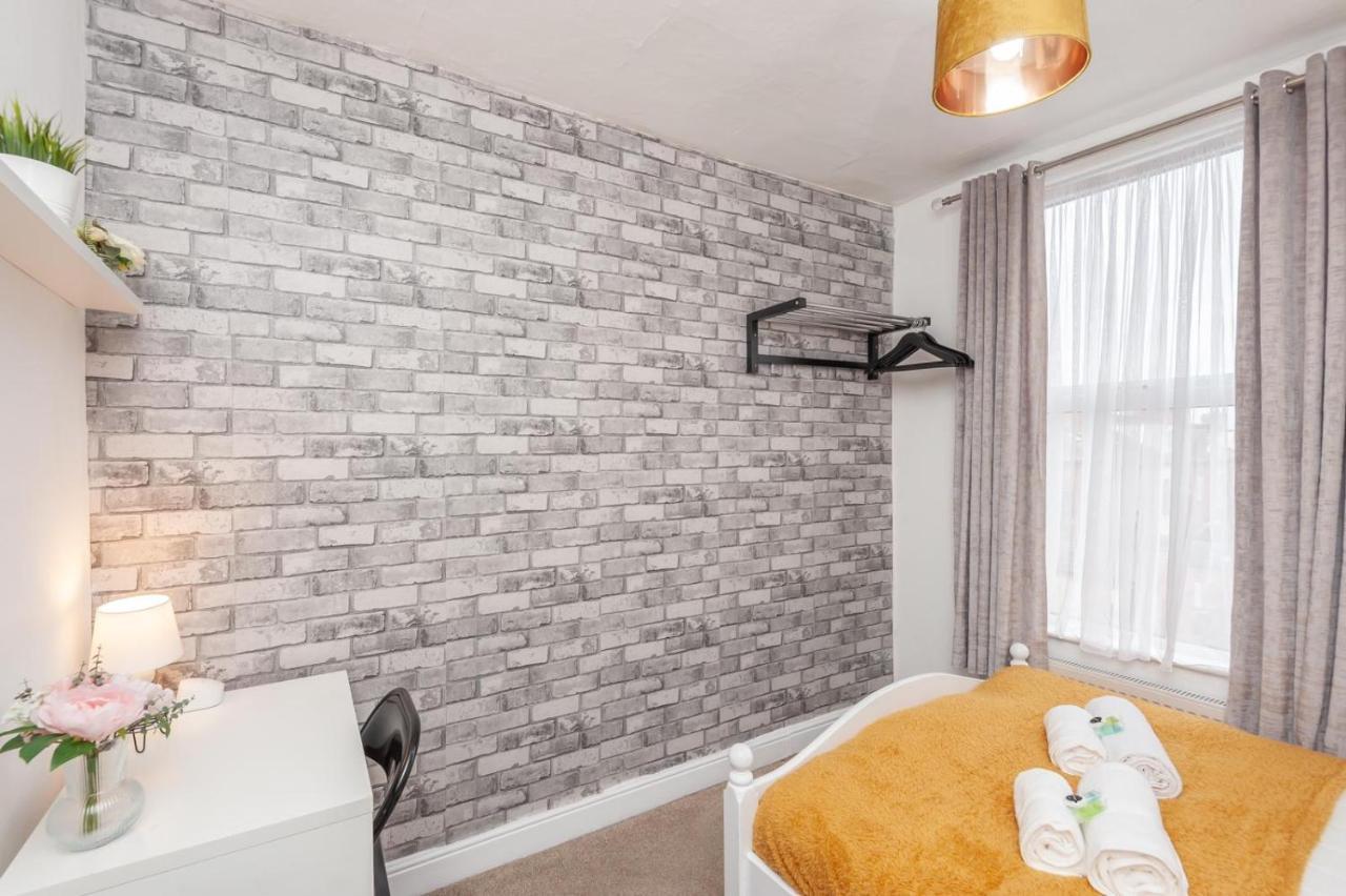 Holiday home Leeds 4-bed House - Sleeps 9 Free Parking & Wifi *