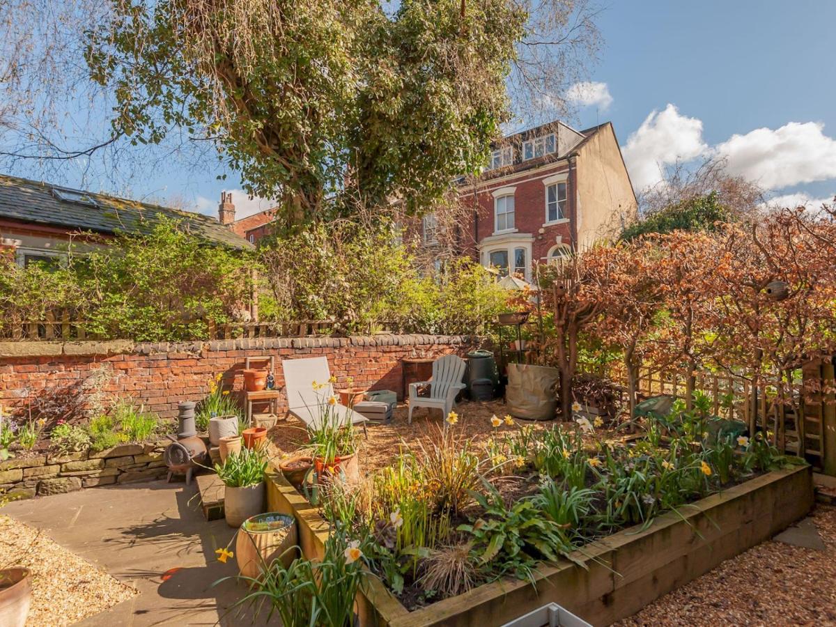 Pass The Keys Wonky With Amazing Garden Holiday home Leeds (West Yorkshire)