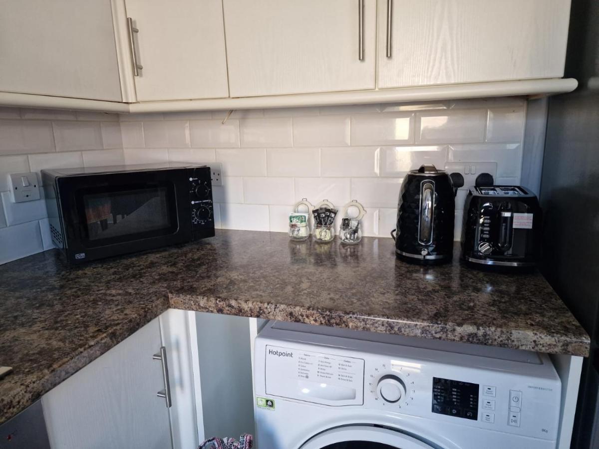 4 Beds With Links To Motorways Apartment