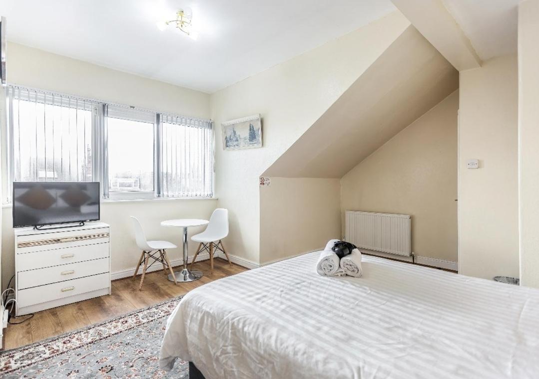 Spacious Two Bedroom House, Parking And Wifi * Leeds (West Yorkshire)