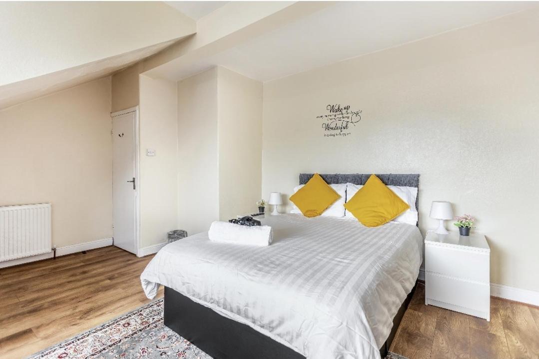 Spacious Two Bedroom House, Parking And Wifi Holiday home *