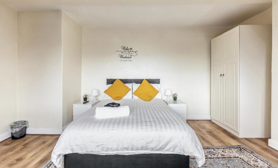 Spacious Two Bedroom House, Parking And Wifi Holiday home