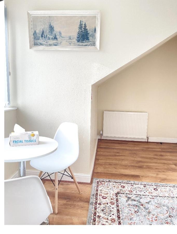Spacious Two Bedroom House, Parking And Wifi * Leeds (West Yorkshire)