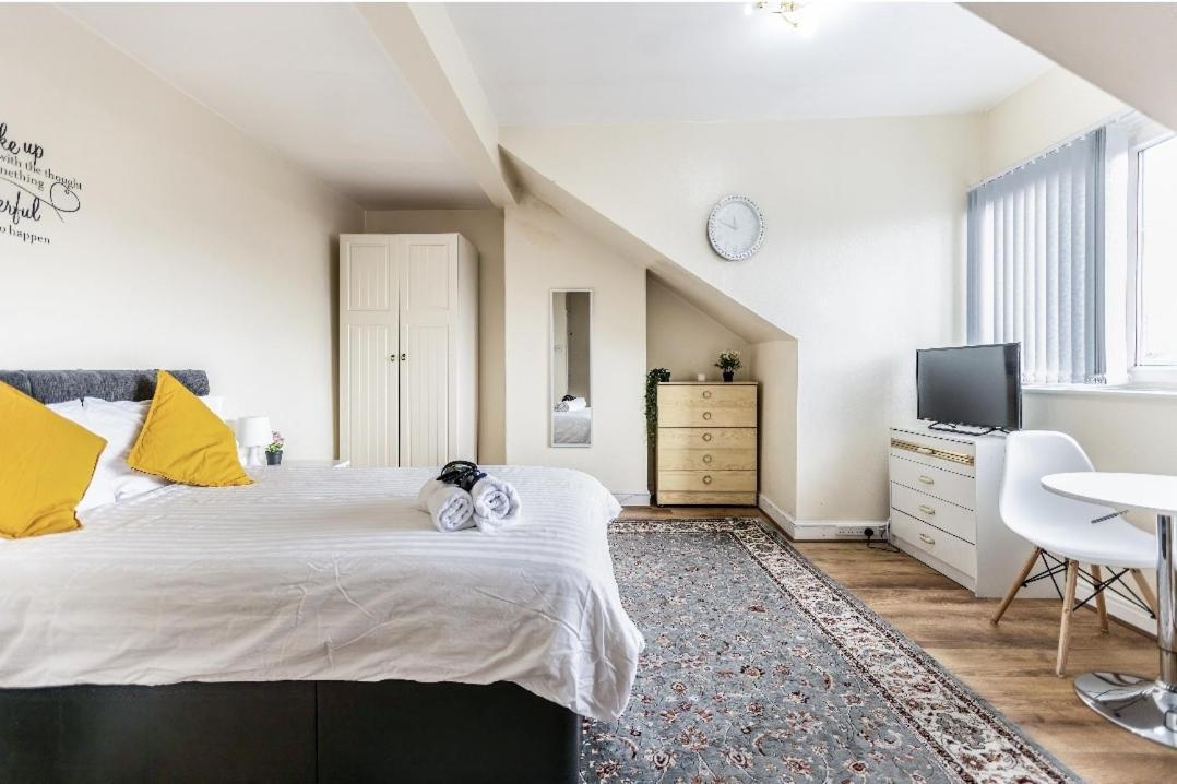 Spacious Two Bedroom House, Parking And Wifi *
