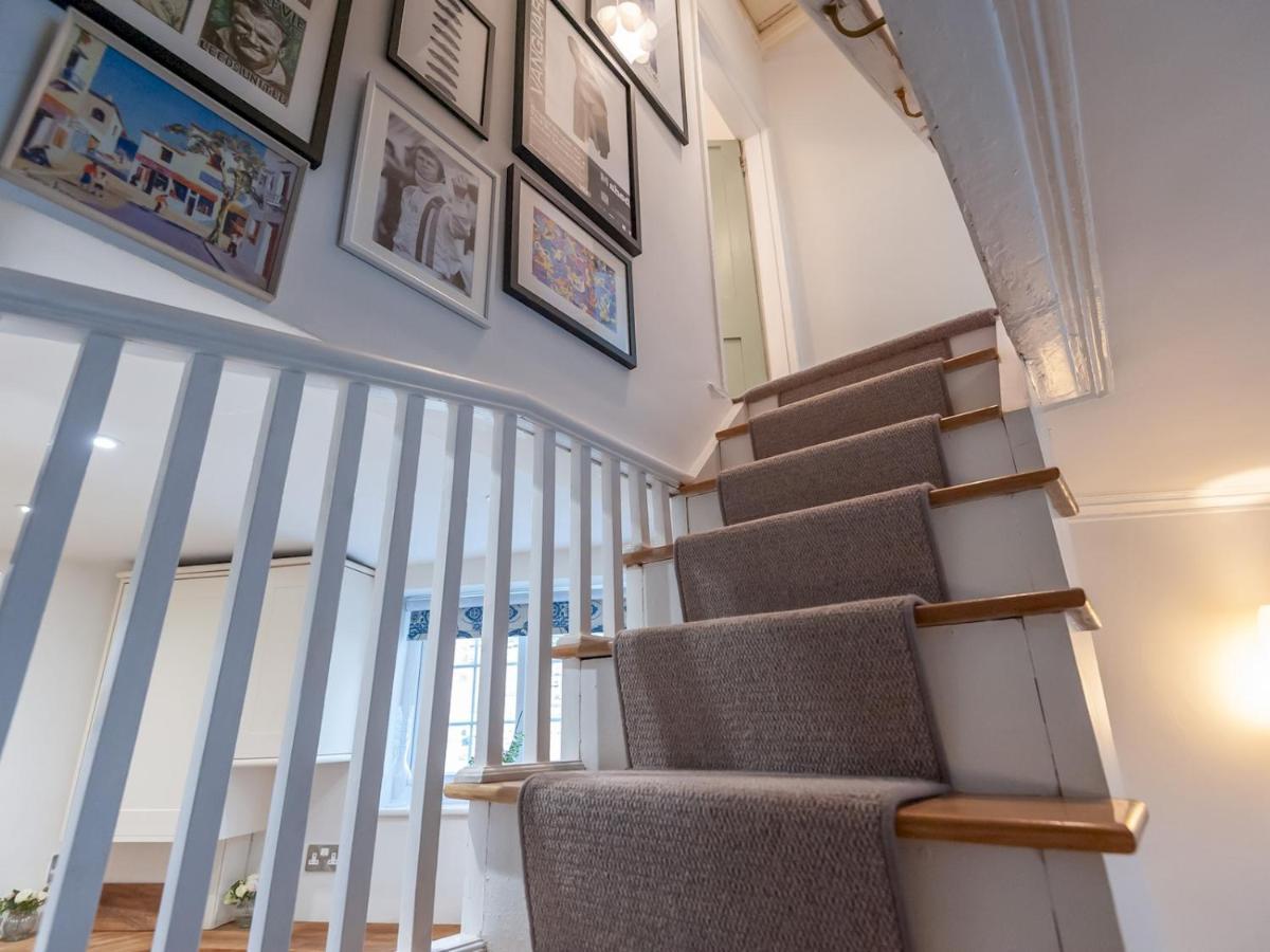 Pass The Keys Wonky With Amazing Garden Holiday home Leeds (West Yorkshire)