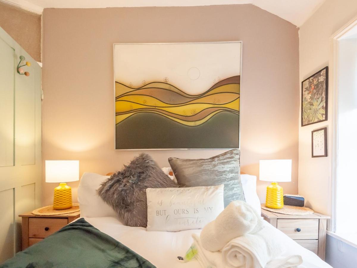 Pass The Keys Wonky With Amazing Garden Holiday home Leeds (West Yorkshire)