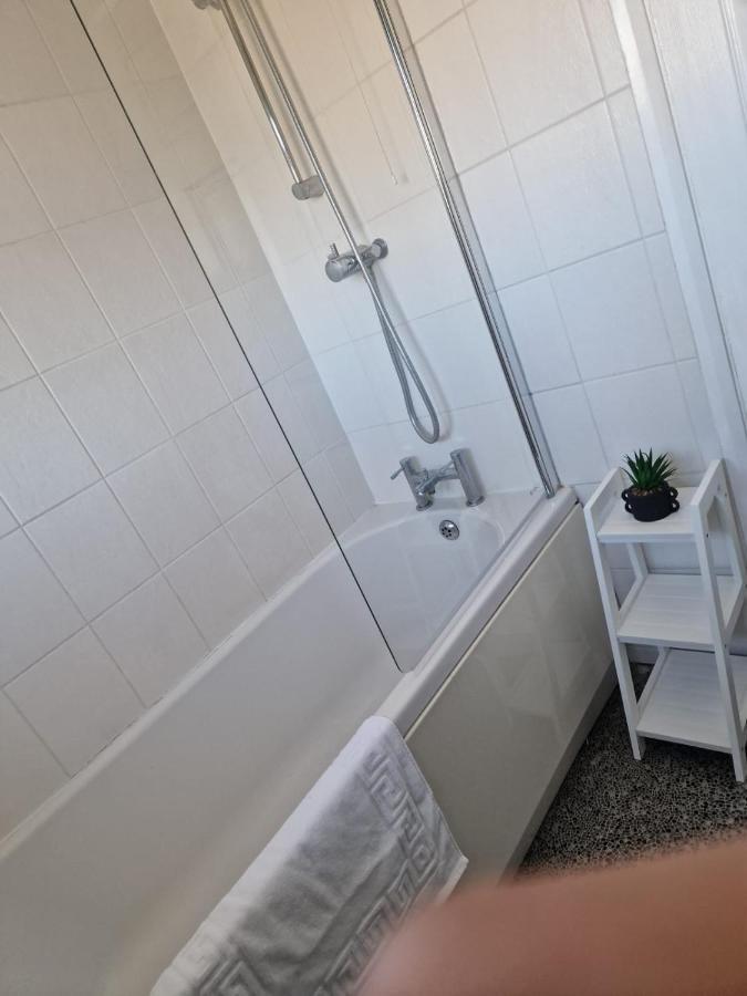 4 Beds With Links To Motorways *