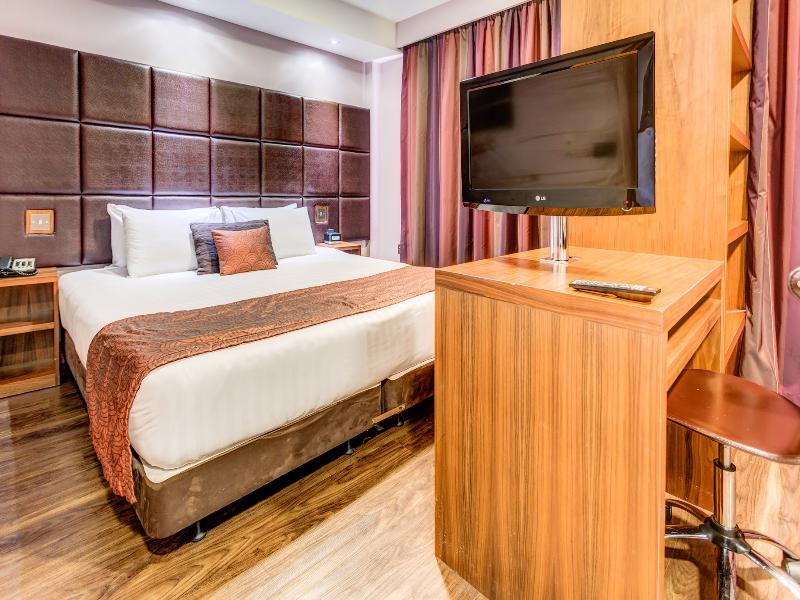 Roomzzz Leeds Aparthotel 4*