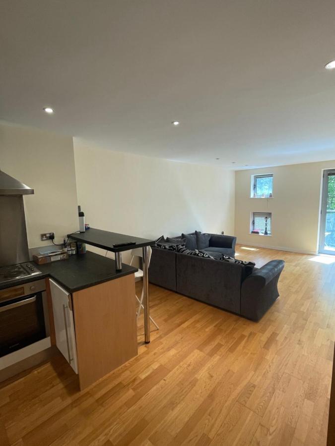 2 Bedroom In Leeds Centre Apartment *