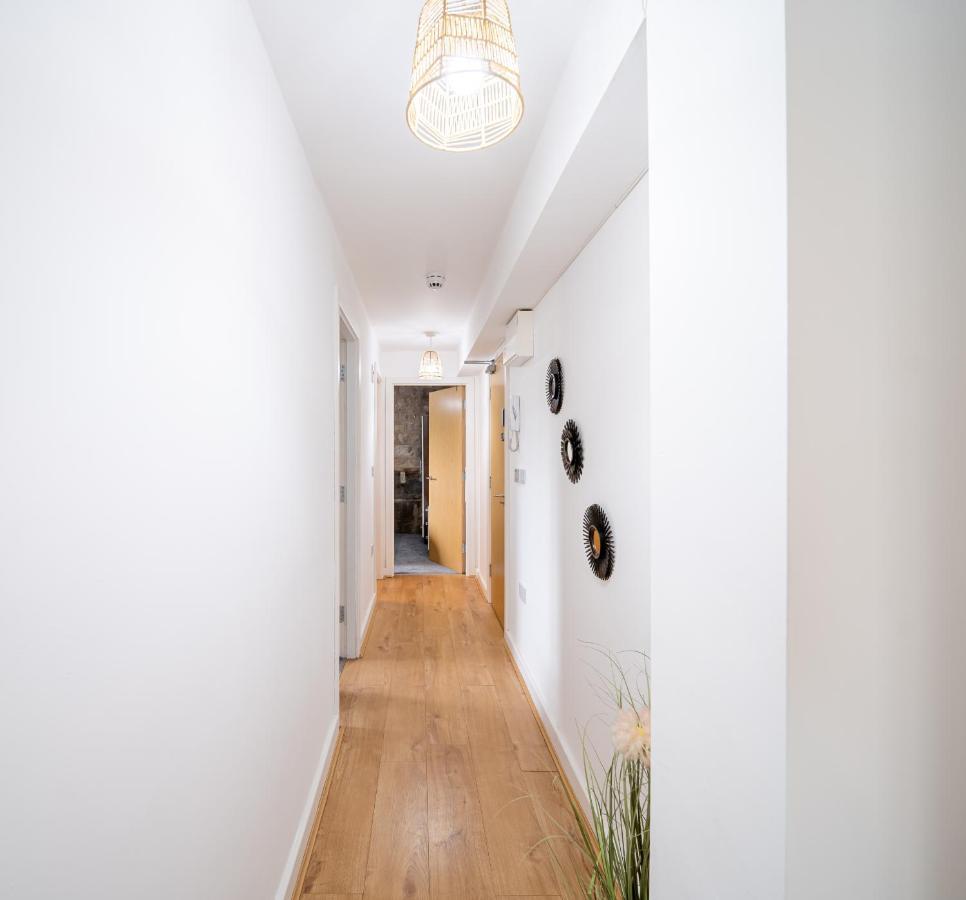 Bv Charming With Free Private Parking, 10 Minutes From Town Centre Apartment *