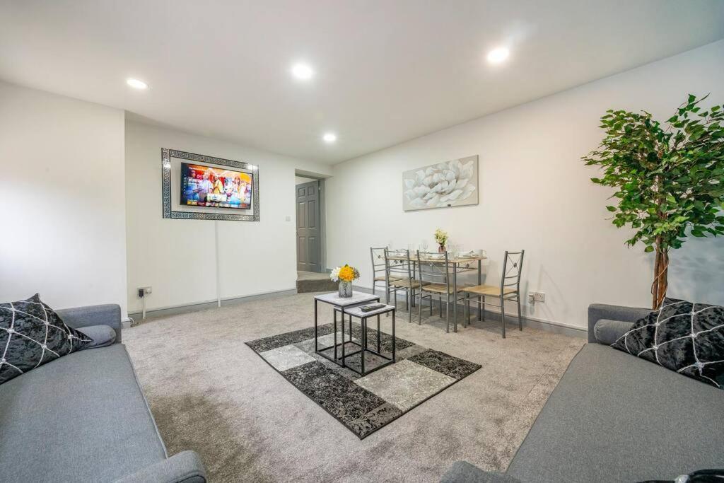 Holiday home *2a* Ground Floor House Setup For Your Amazing & Relaxed + Free Parking + Free Fast Wifi