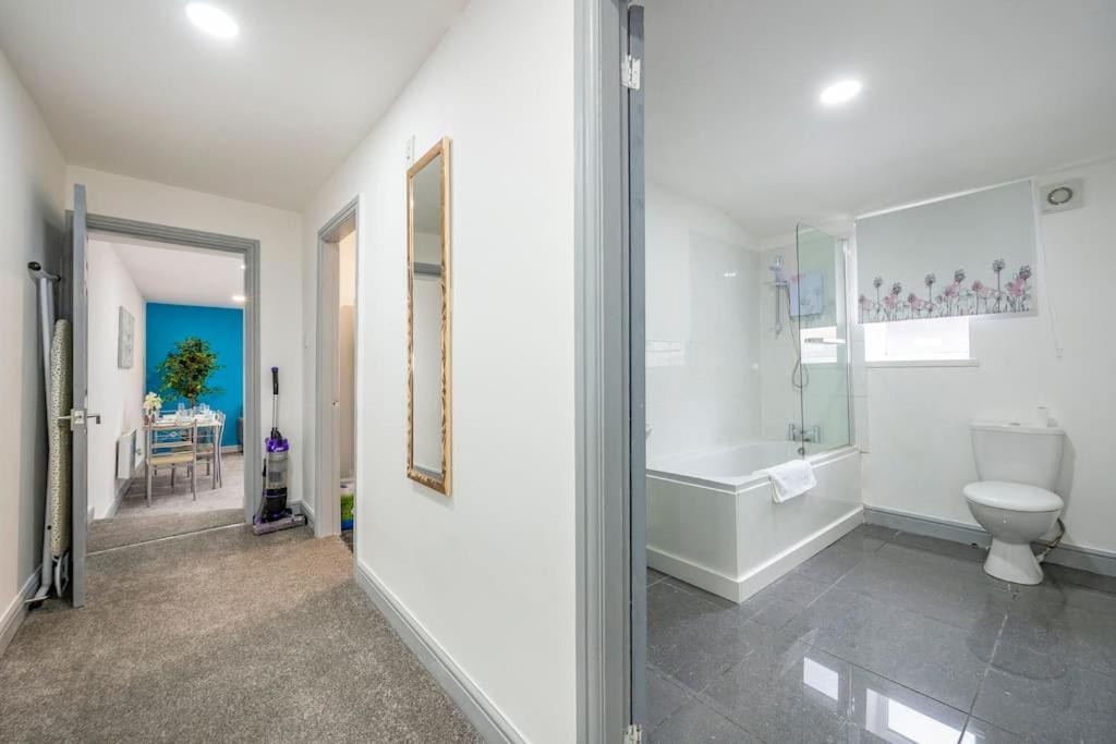 Holiday home *2a* Ground Floor House Setup For Your Amazing & Relaxed + Free Parking + Free Fast Wifi