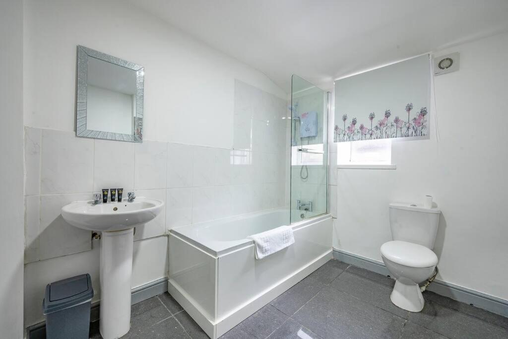 Holiday home *2a* Ground Floor House Setup For Your Amazing & Relaxed + Free Parking + Free Fast Wifi