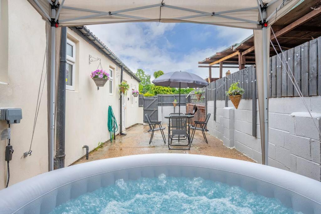 *2a* Ground Floor House Setup For Your Amazing & Relaxed + Free Parking + Free Fast Wifi *