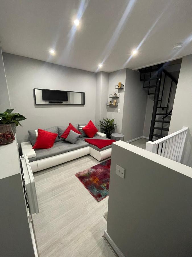 Unique Duplex Free Parking Free Wi-fi 6 Minutes From Leeds Centre *