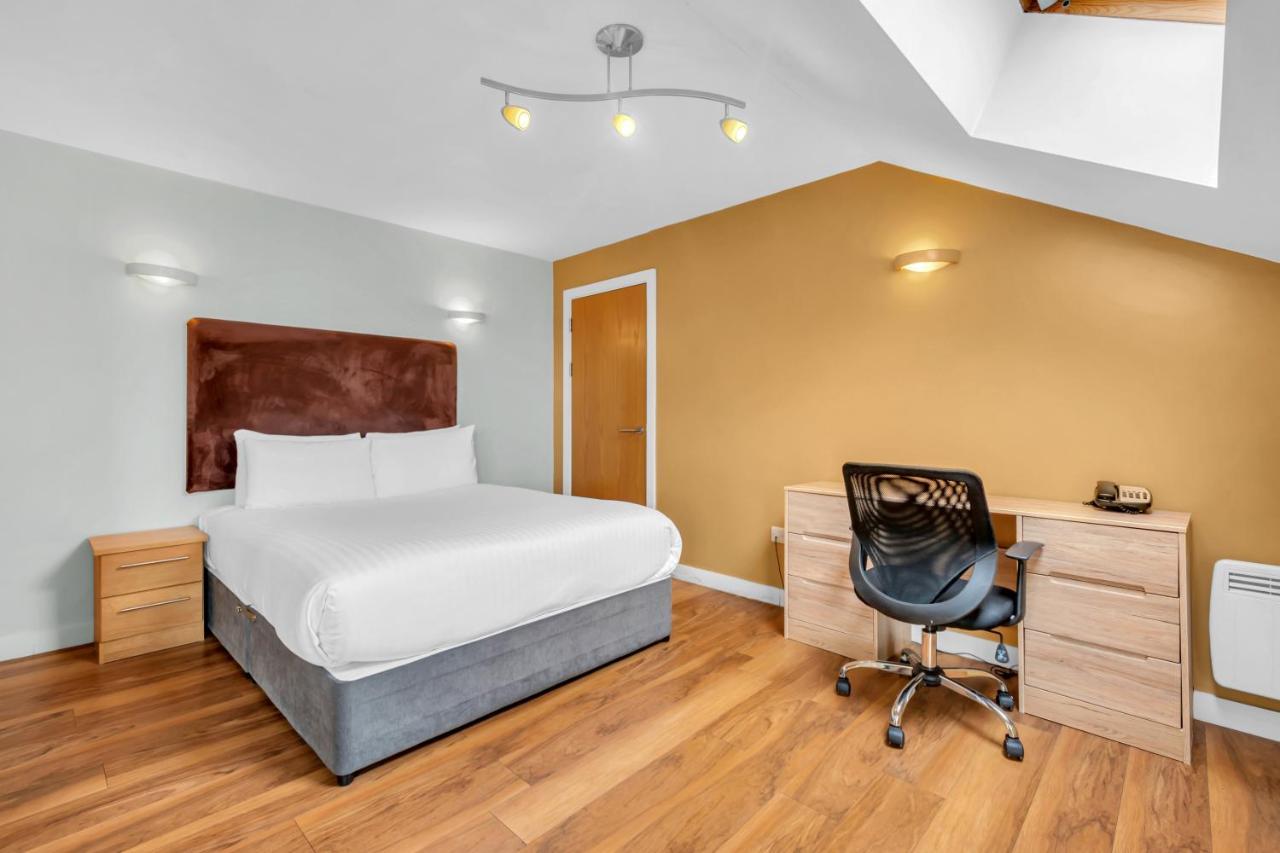 Roomzzz Leeds Headingley Aparthotel