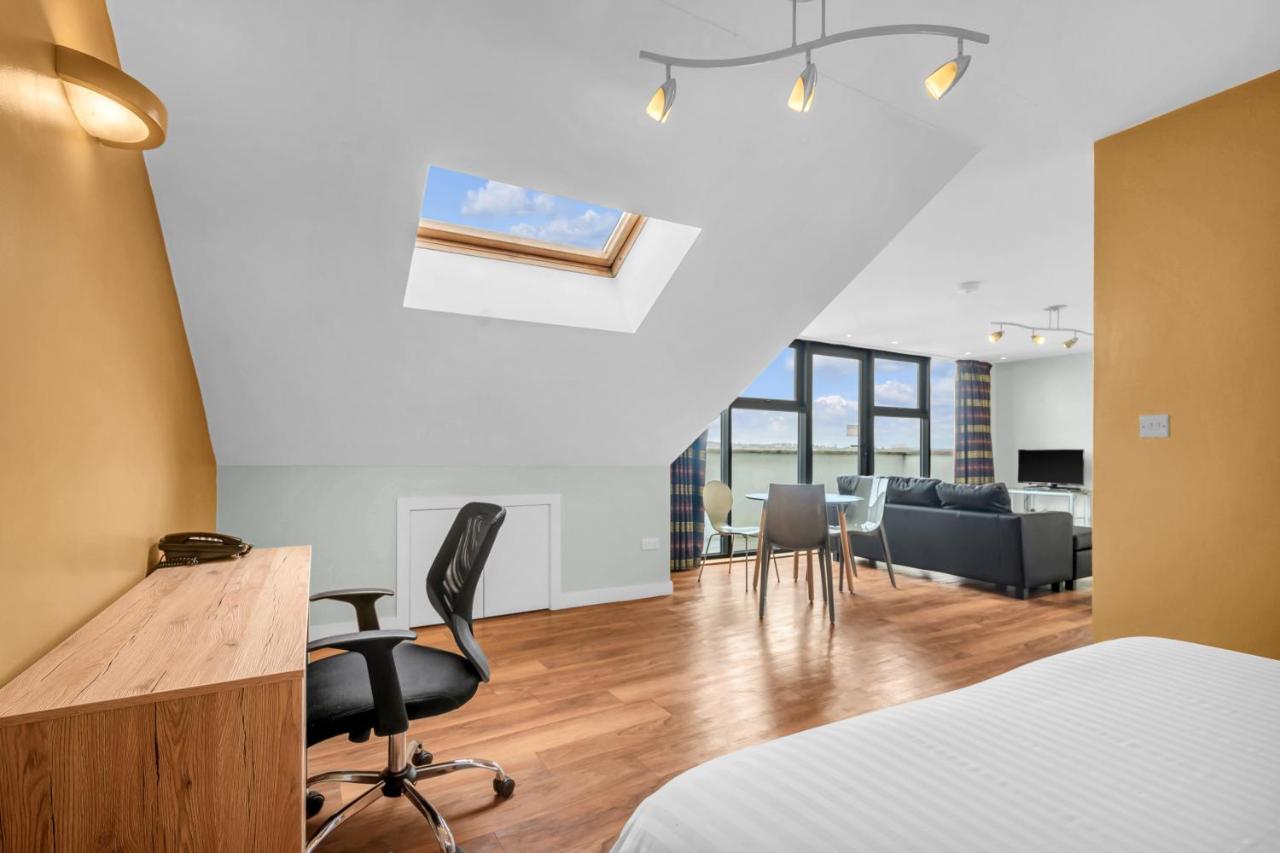 Roomzzz Leeds Headingley 4*