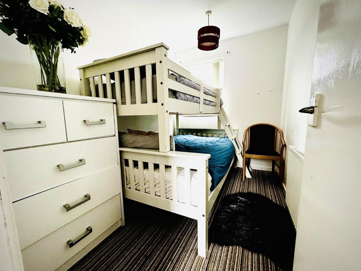 Mordenised 2 Bedroom House Close To City Centre Holiday home *