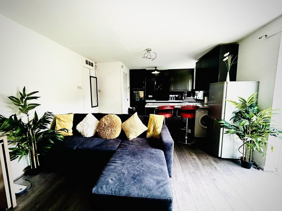 Mordenised 2 Bedroom House Close To City Centre * Leeds (West Yorkshire)