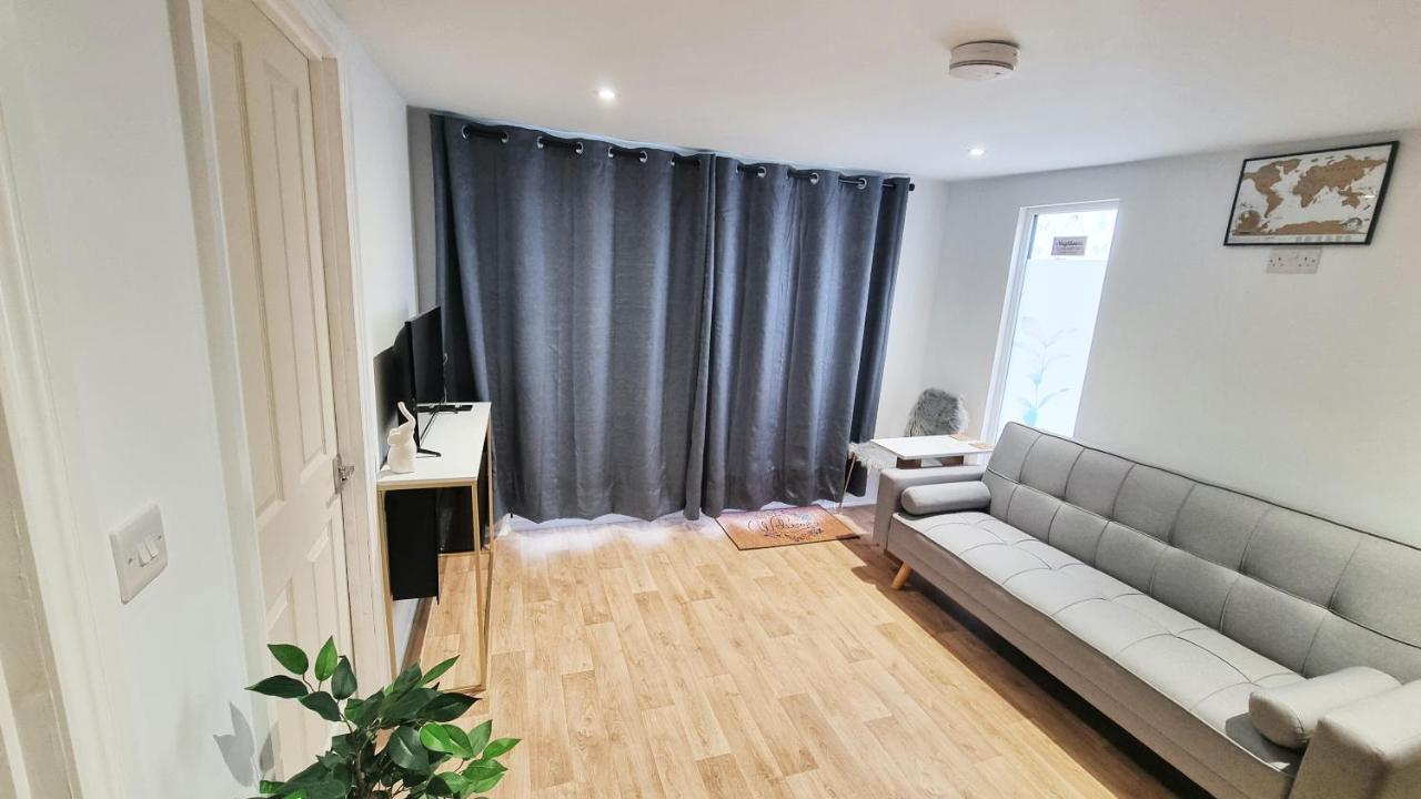 T-i-g-h The Coziest Place Wifi & Netflix Near Roundhay