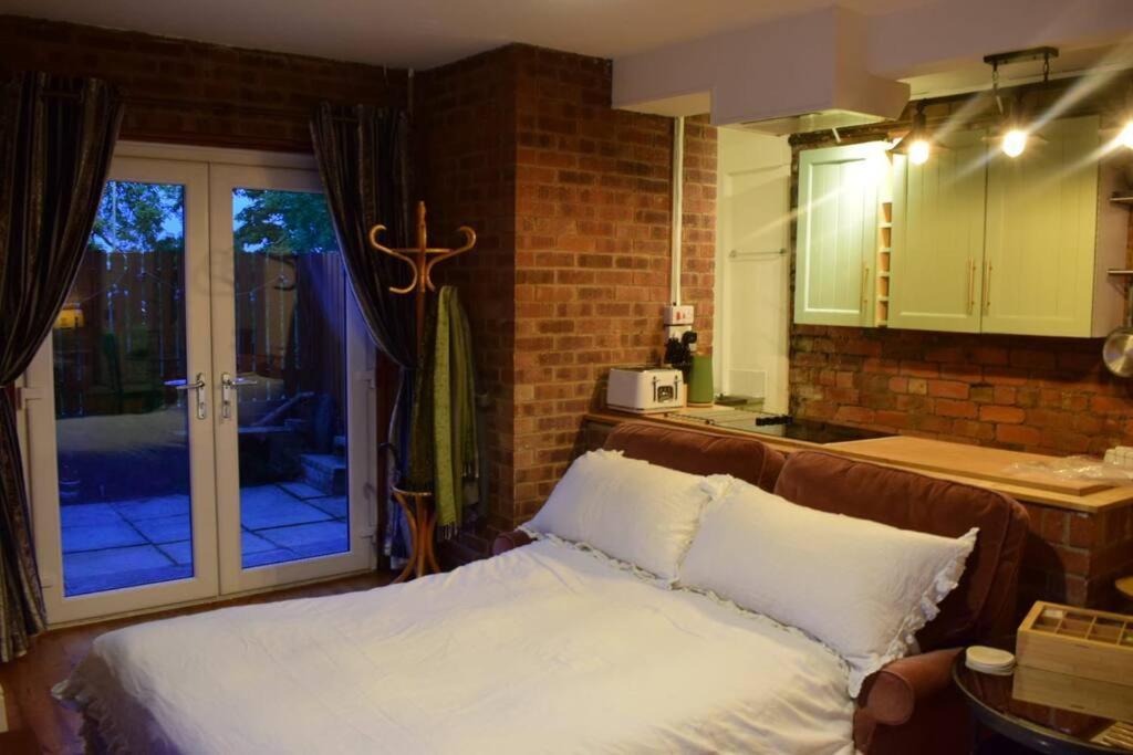 Rock -near Centre-free On Street Parking-free Wi-fi * Leeds (West Yorkshire)