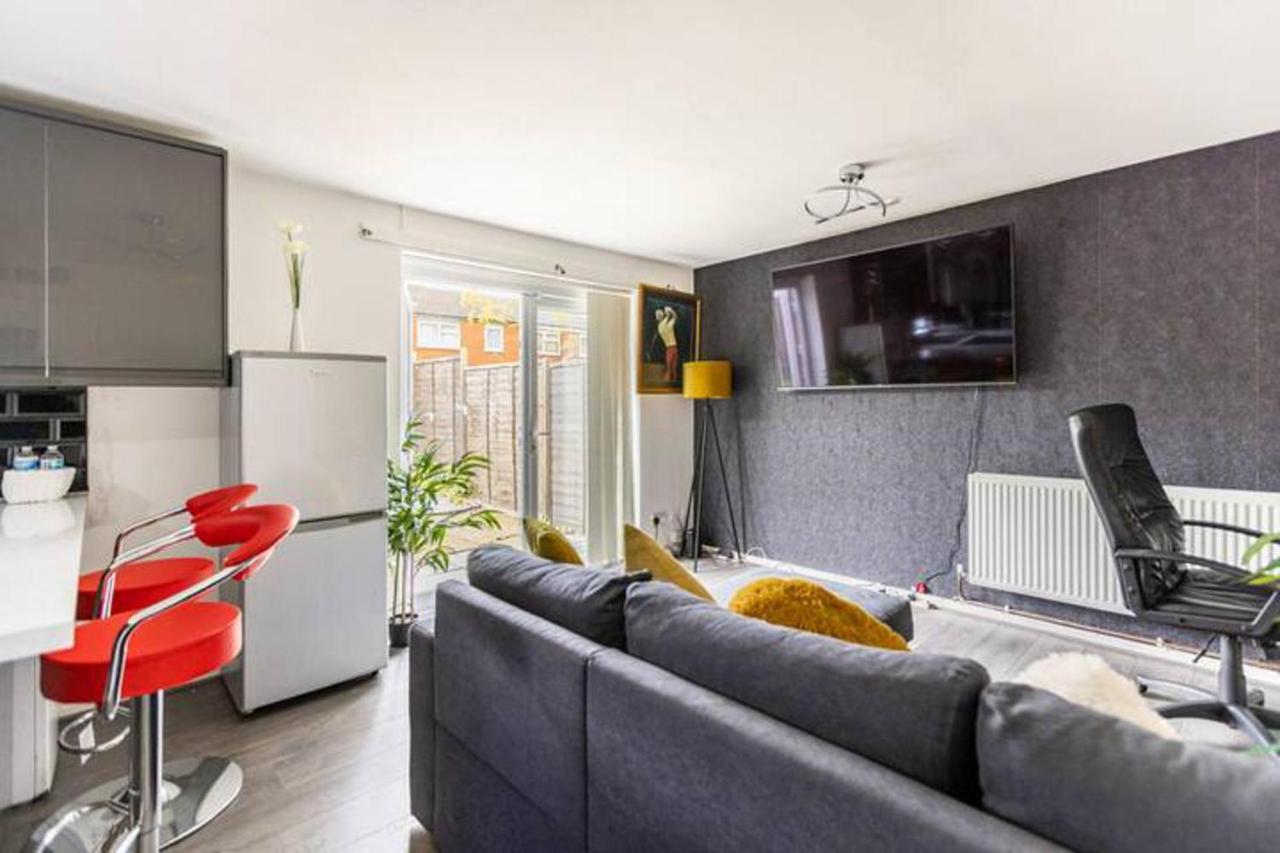 Mordenised 2 Bedroom House Close To City Centre Holiday home