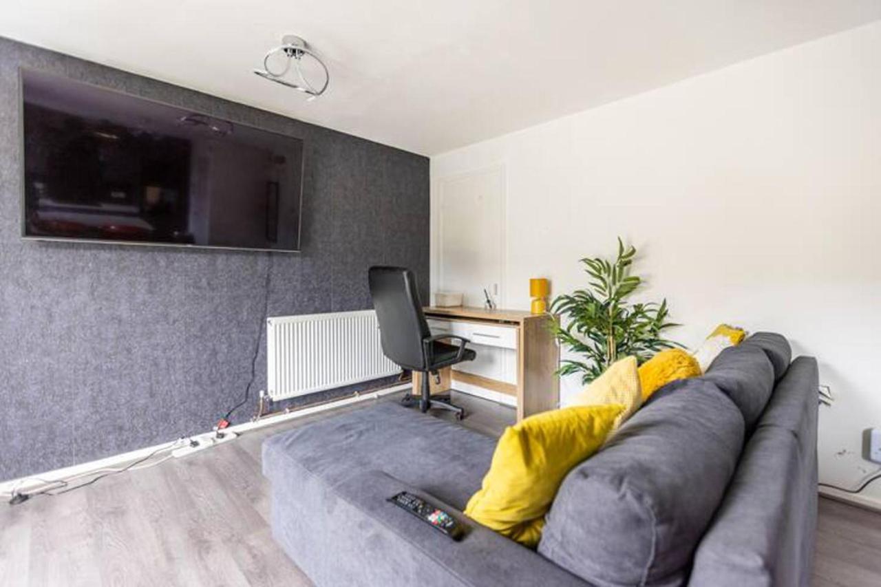 Mordenised 2 Bedroom House Close To City Centre Holiday home *