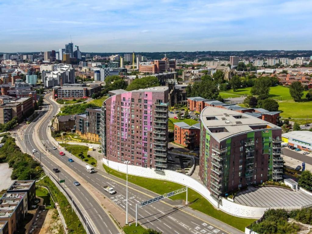 Apartment Perfect For Business & Families - Leeds Centre - 4 Beds *