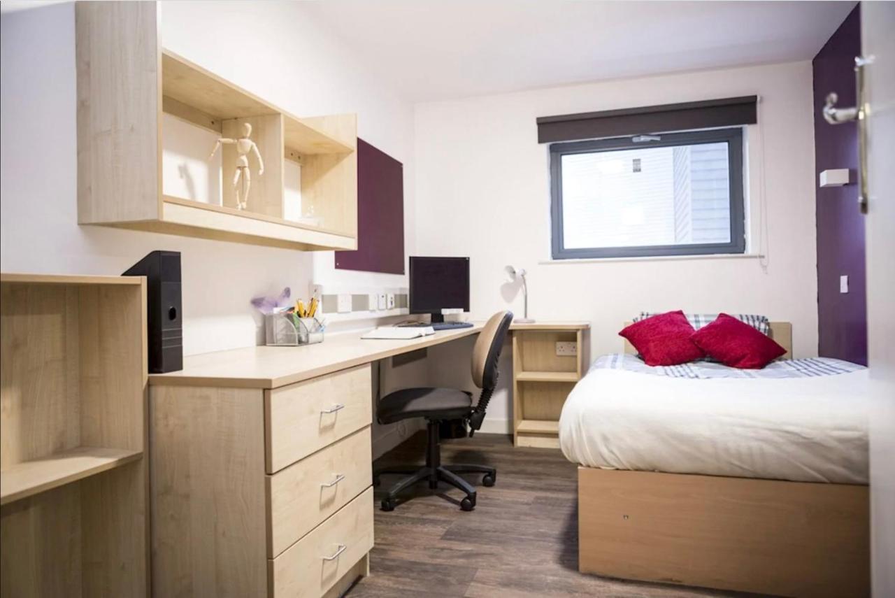 Small Double Ensuite Next To The Centre Apartment
