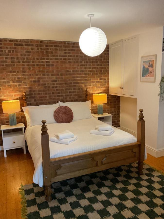 Apartment Rock -near Centre-free On Street Parking-free Wi-fi