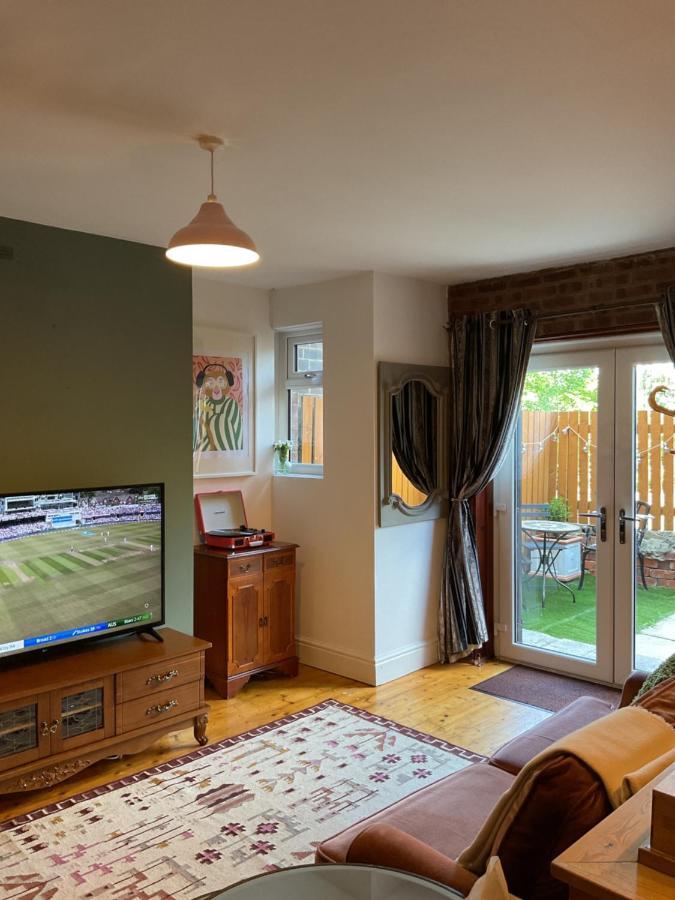 Rock -near Centre-free On Street Parking-free Wi-fi Apartment *