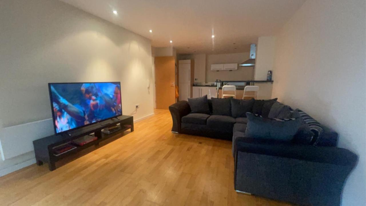 2 Bedroom In Leeds Centre Apartment *