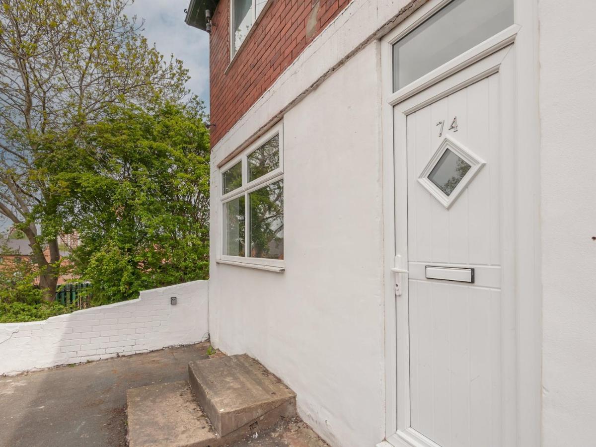 Spacious Retreat Near Centre Pass The Keys Holiday home Leeds (West Yorkshire)
