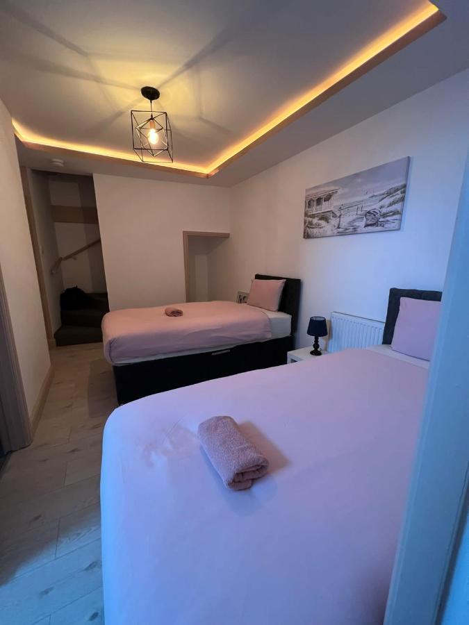 Beautiful 3 Bedroom 2 Bathroom House Close To Centre