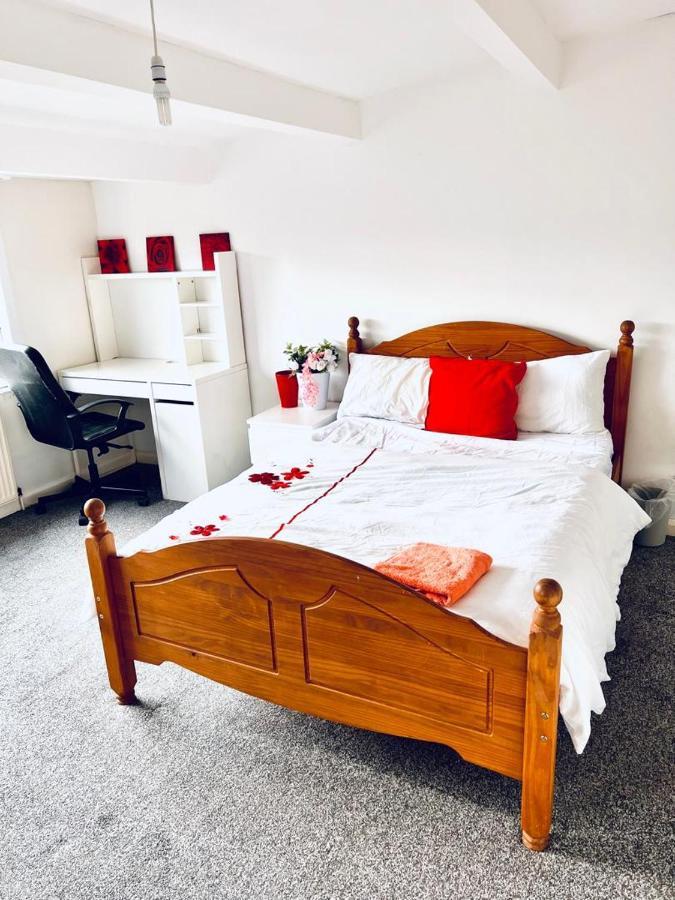 Private Close To Leeds And Centre
