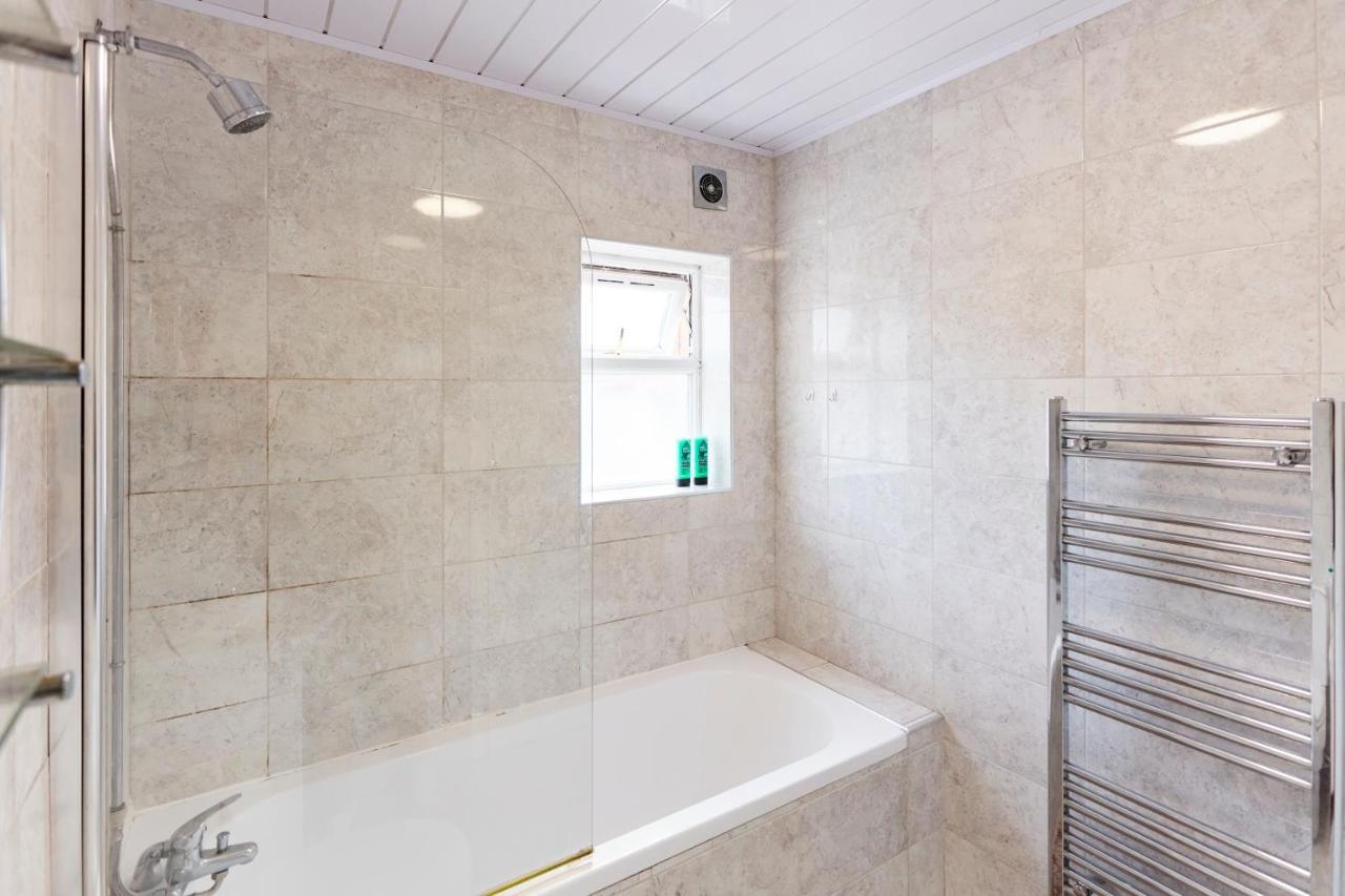 Spacious Close To Centre Location Apartment