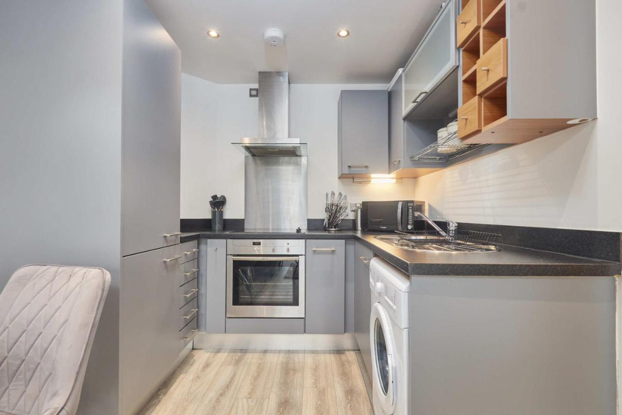 Deluxe Modern & Free Secure Parking! Apartment