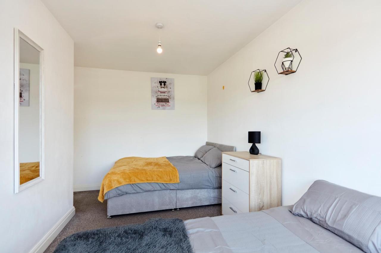 Spacious Close To Centre Location Apartment *
