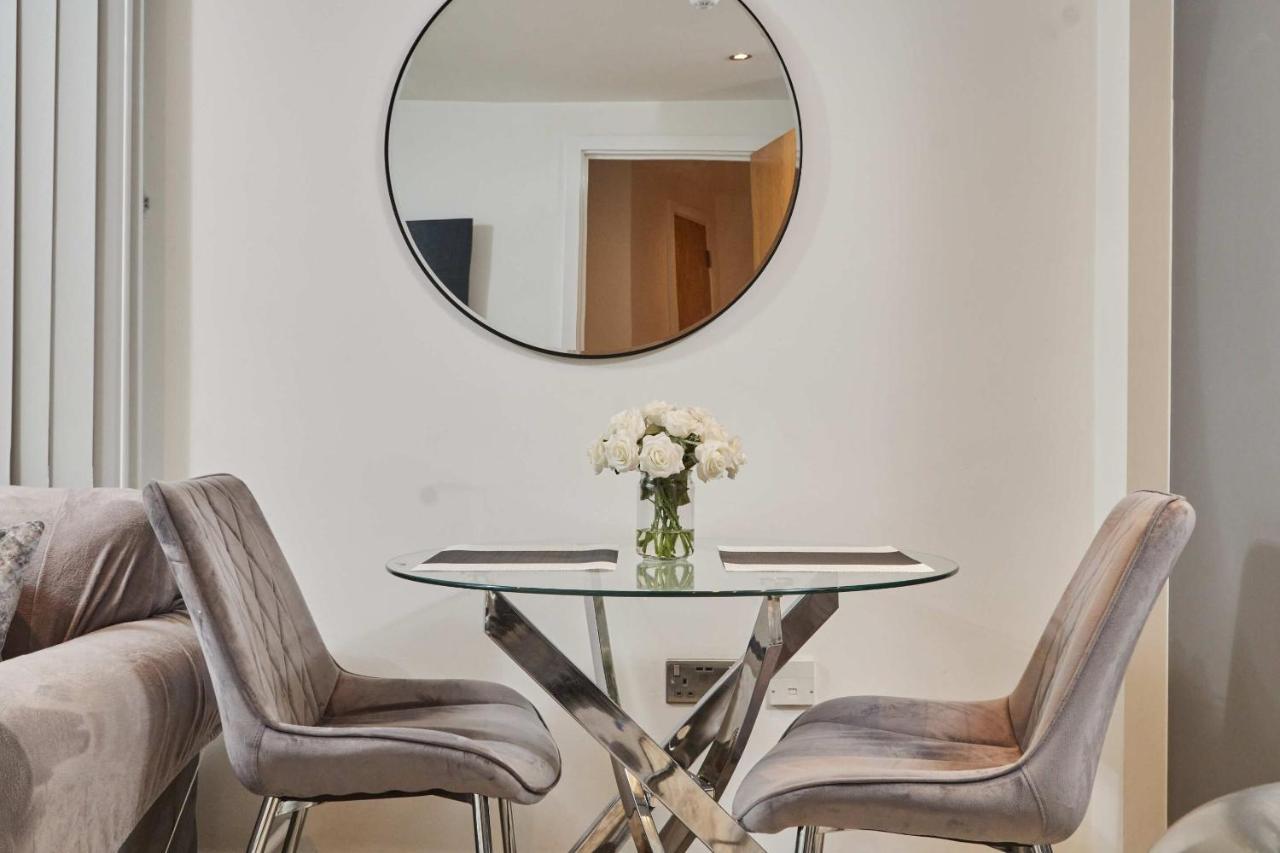 Deluxe Modern & Free Secure Parking! *