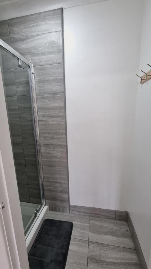 Bed & Breakfast Deluxe Double Bedroom With Private Bathroom, Parking And Wifi *