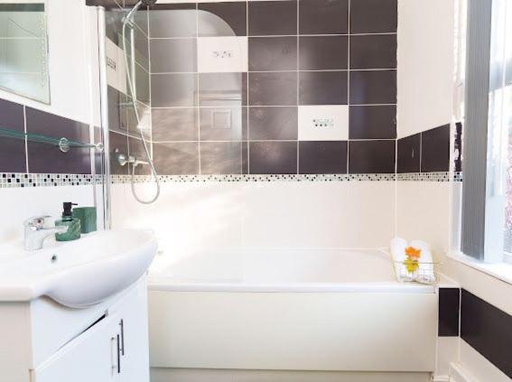 The Victoria - Sleeps 8 - Close To Leeds City Centre! *
