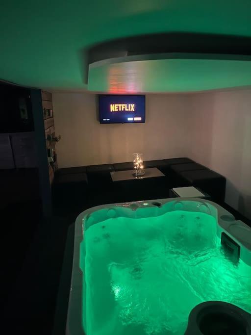 The Pump House Hot Tub Retreat Outskirts Of Leeds * Leeds (West Yorkshire)
