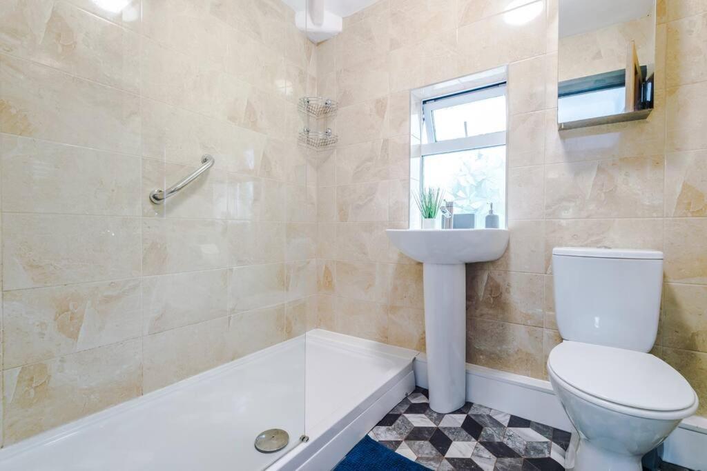 Spacious 3 Bedroom Close To Leeds Centre With Parking - Short Leeds Holiday home *